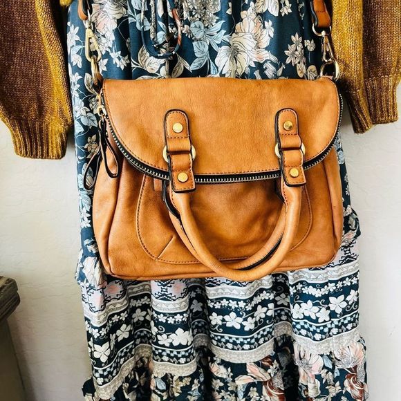 VICI Urban Expressions flap bag camel NWOT long strap and handles 2 way wear cro - Picture 3 of 16